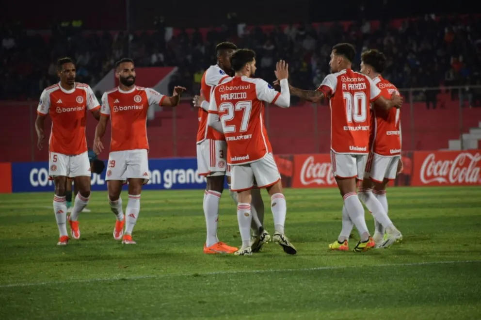 El festejo de los jugadores del Internacional tras el primer gol del partido. Foto APG
