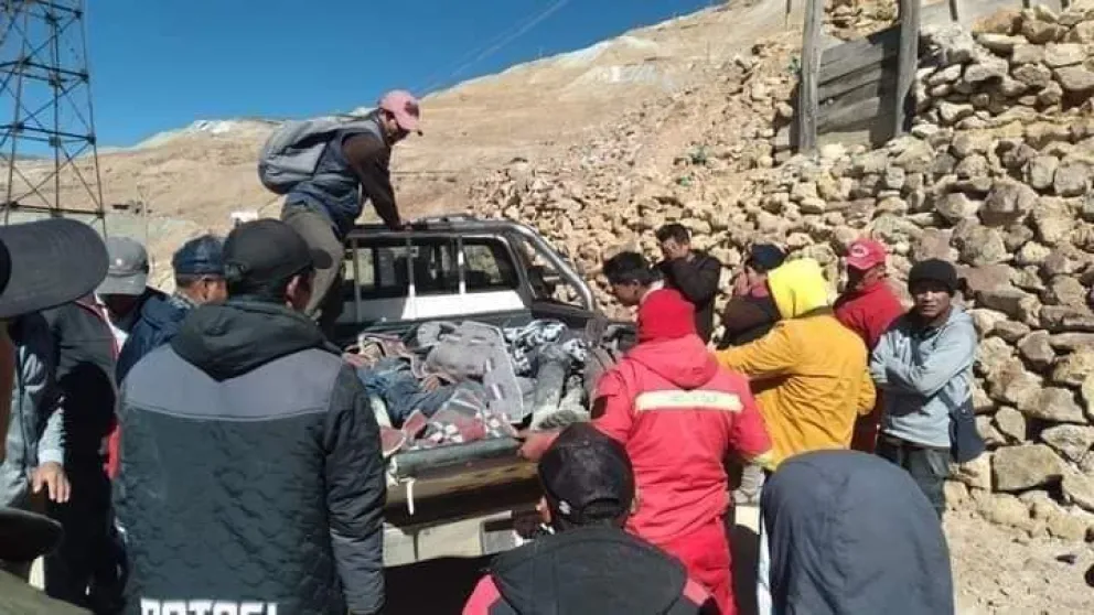 Los cuerpos sin vida extraídos de la mina San Miguel. Foto: Red Nacional de Noticias (RNN)
