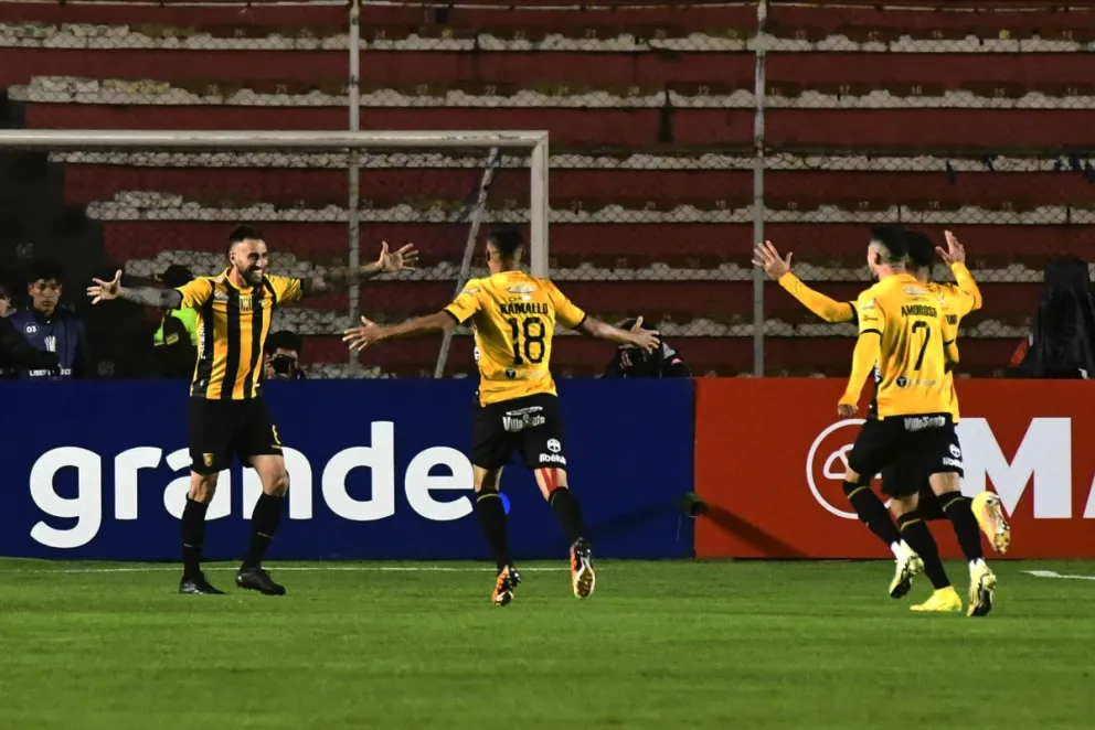 Jugadores de The Strongest festejan su triunfo sobre Estudiantes de La Plata en La Paz. Foto: APG