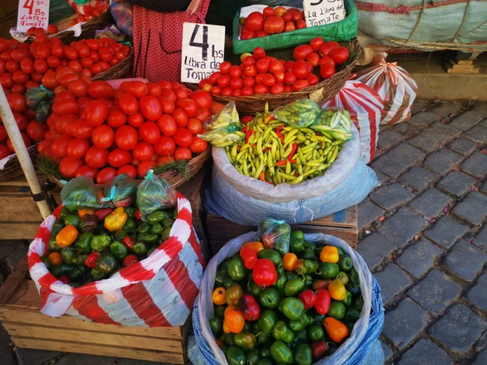 El precio del tomate subió hasta 5 y 6 bolivianos en los mercados, pero en algunos puestos aún se puede encontrar en 4 bolivianos. También subió el locoto. Foto: M. Belmonte.