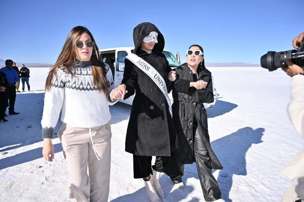 La reina de belleza durante su visita al Salar. Fotos: Promociones Gloria