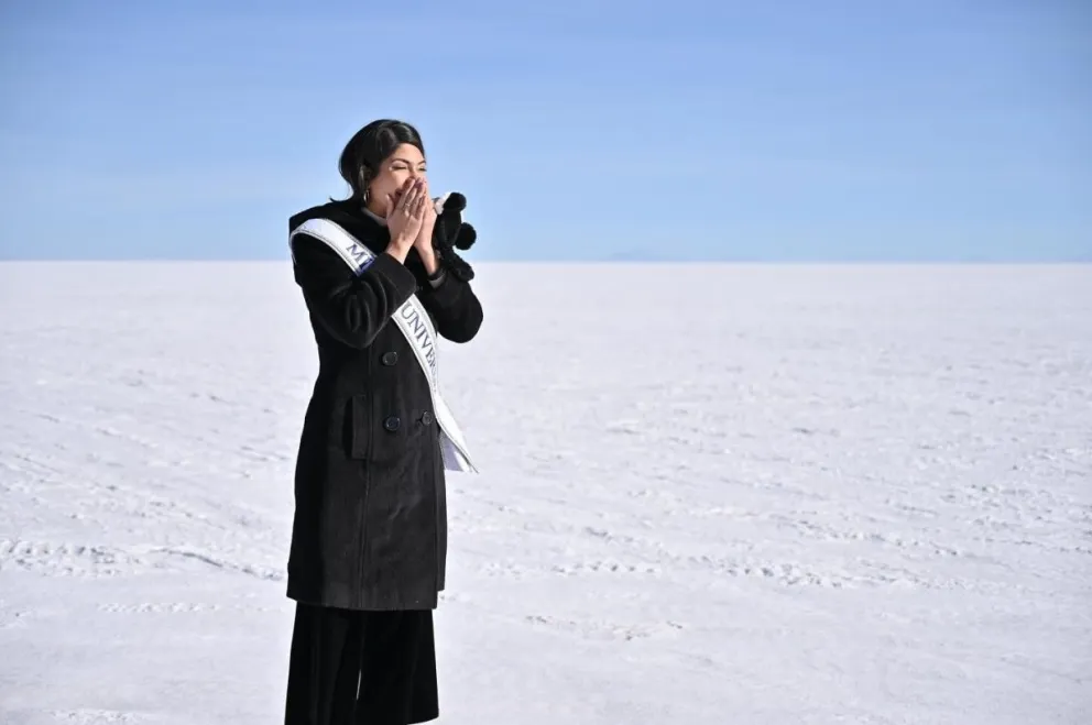 La Miss Universo, Sheynnis Palacios, durante su visita al Salar de Uyuni. Foto: Promociones Gloria