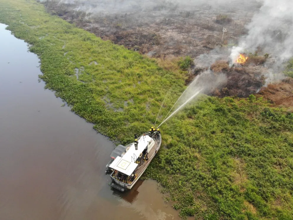 Un barco bombero que ayudó a sofocar el fuego. Foto. Viceministerio de Defensa Civil.