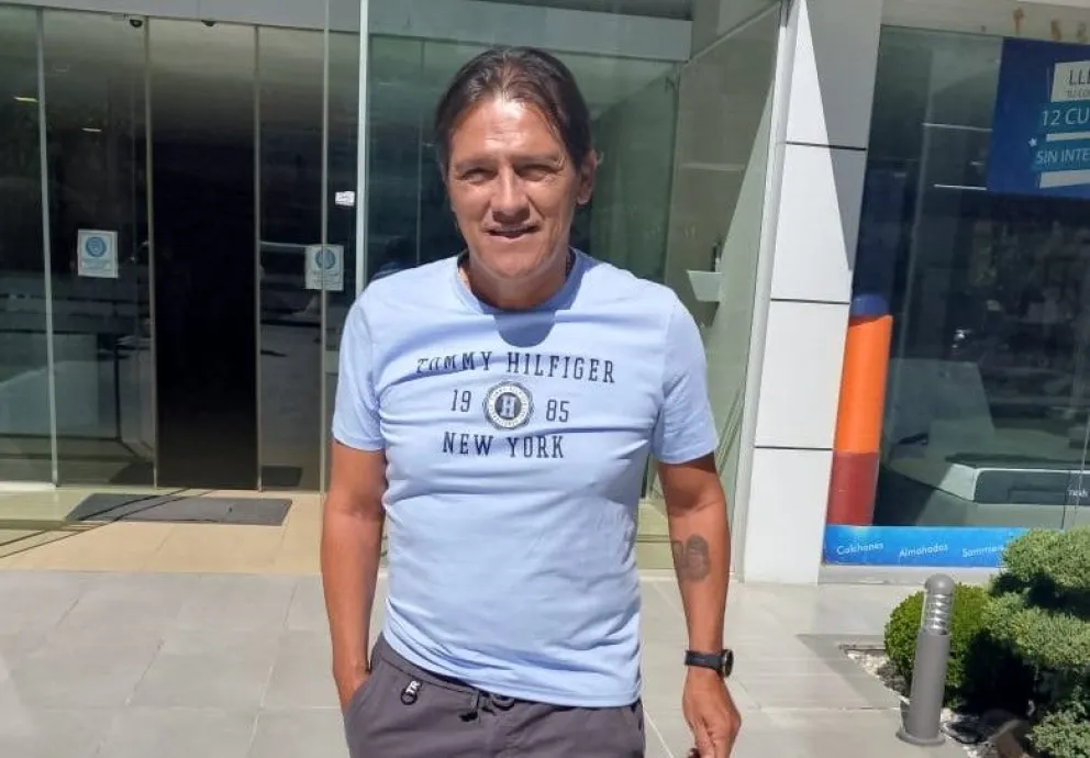 Flabio Torres, entrenador de Always Ready, planifica la tarea. Foto Sports 360