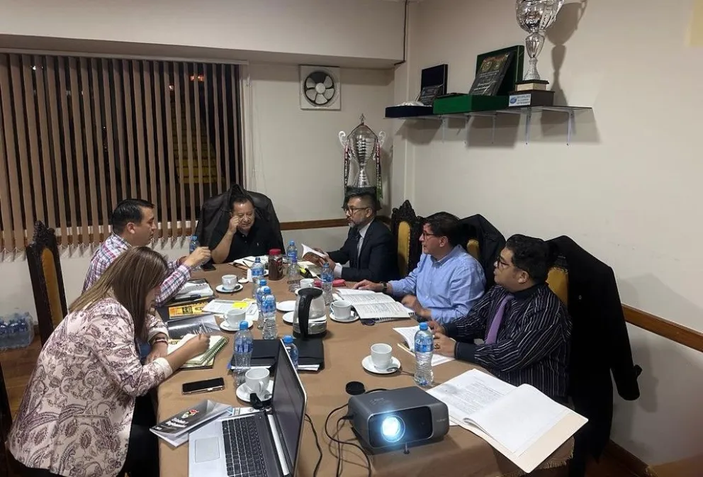 Una de las tantas sesiones de trabajo de la Comisión Especial del club The Strongest.