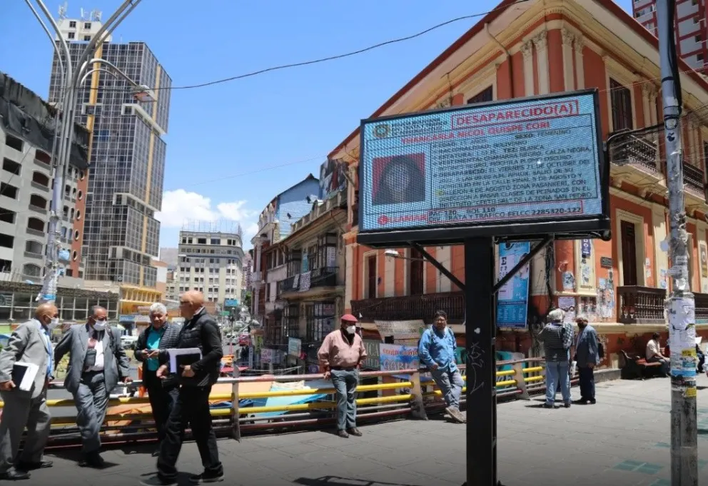 Una de las pantallas de búsqueda que instaló el municipio en el centro de La Paz. Foto: AMUN