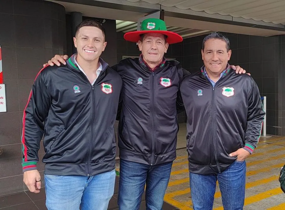 El DT Soria (centro) con su hijo Diego (izq.) y el preparador físico Mauricio Gonzales. Foto: Guancasteca.