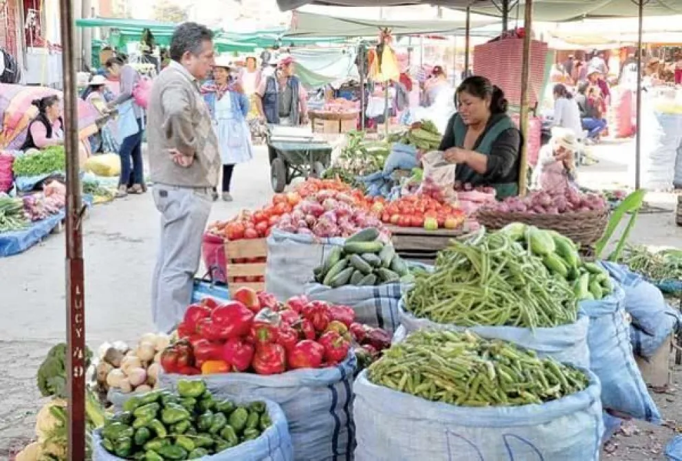 Una vendedora de un mercado de Cochabamba ofrece sus productos. Foto: Opinión.