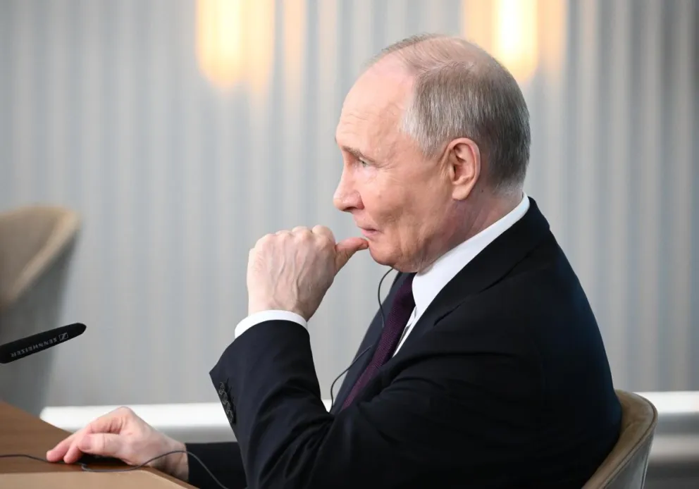 El presidente ruso, Vladímir Putin, responde preguntas de corresponsales de agencias de noticias internacionales, al margen del 27º Foro Económico Internacional de San Petersburgo. Foto: EFE