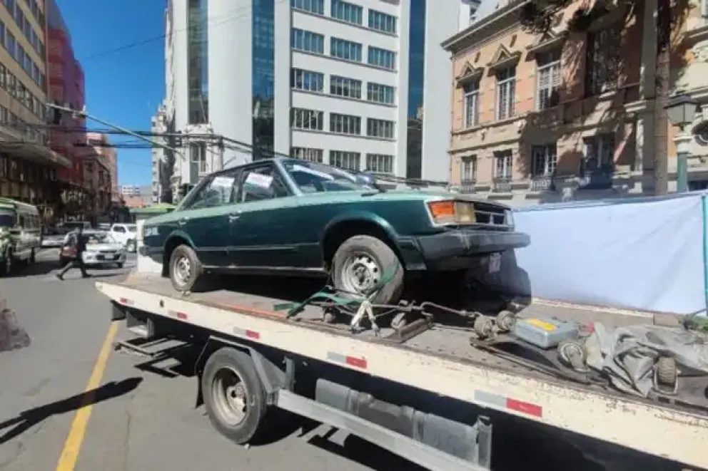 Uno de los automotores secuestrados por mora impositiva.   FOTO: GAMLP
