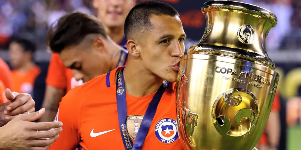 Alexis Sánchez celebra la obtención del campeonato que ganaron los chilenos en 2015. Foto: Conmebol