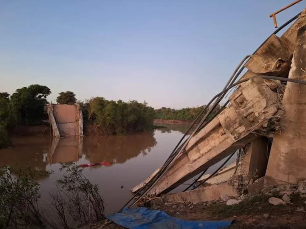 El colapso del puente, en la población beniana de Santa Ana de Yacuma. Fotos: Info Noticias 24/7