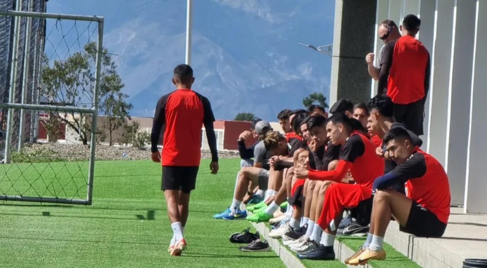El primer plantel celeste previo a una práctica en Ananta. Foto: Archivo Digital.