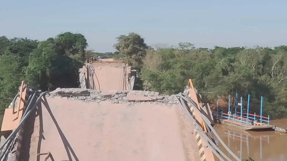Una sección del puente colapsado en Beni. Foto: Awaro, en Facebook.