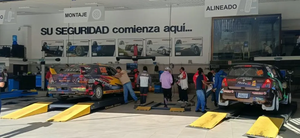 Dos vehículos reciben las inspecciones técnicas. Foto: Febad.