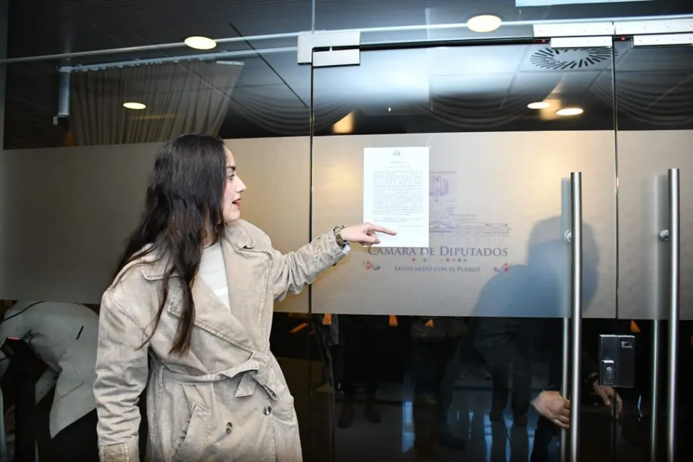 La diputada de Comunidad Ciudadana, Luis Nayar, muestra el comunicado sobre el fumigado en el hemiciclo de la Asamblea Legislativa. Foto: APG