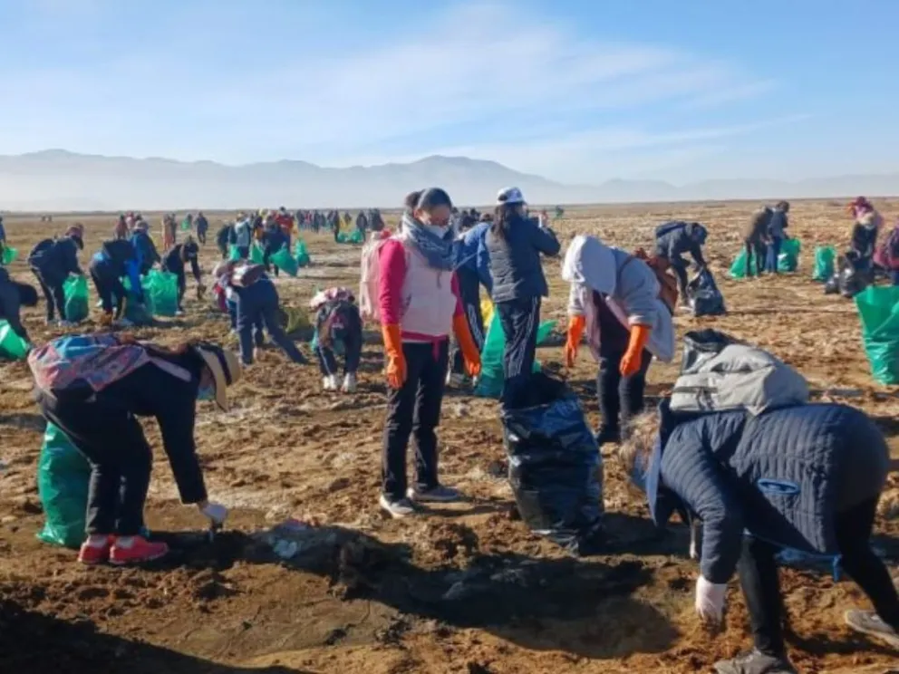 Voluntarios retiran los residuos en el lago Uru Uru. Foto: La Patri