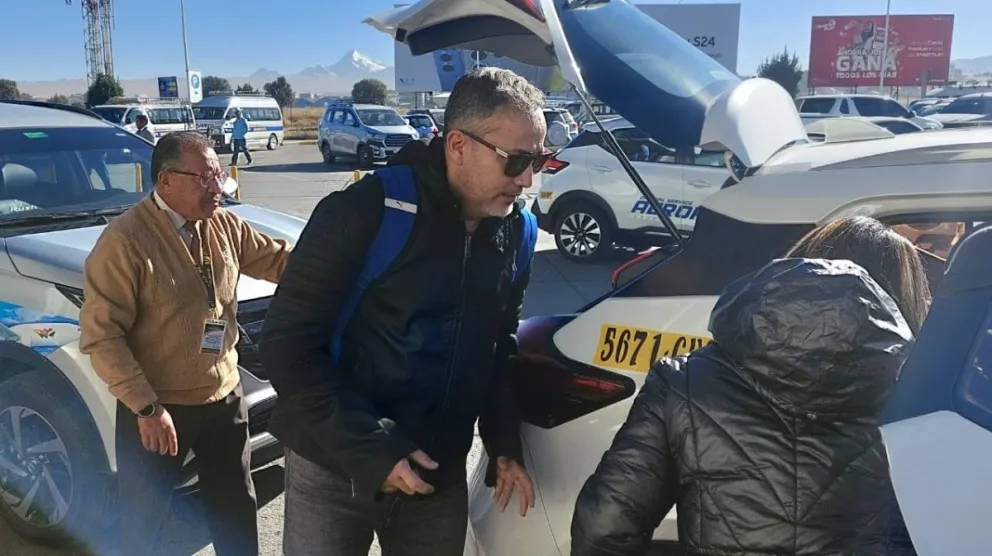 Robatto (centro), tras su llegada a La Paz en el aeropuerto de El Alto. Foto: Sports 360.