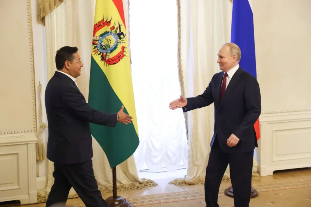Luis Arce, presidente de Bolivia, y Vladimir Putin, mandatario de Rusia, se reunieron y hablaron sobre proyectos de cooperación bilateral. Foto: ABI