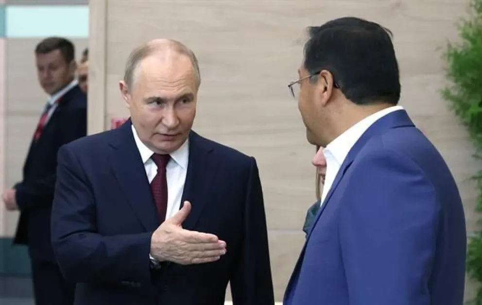 Los presidentes de Rusia, Vladímir Putin, y de Bolivia, Luis Arce, antes de la sesión plenaria del Foro Económico de San Petersburgo. EFE/EPA/Kirill Morozov