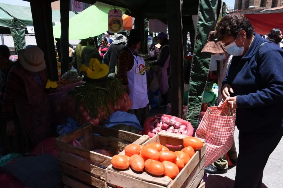 Una persona compra tomate en un centro de abasto (imagen referencial). Foto: ABI 