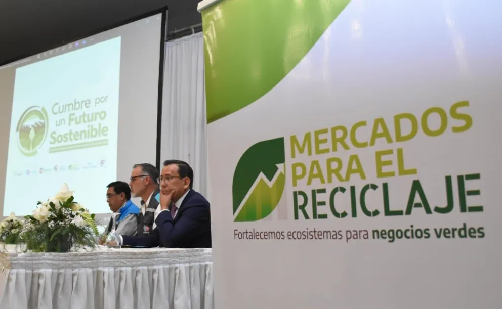 Participantes en la Cumbre por un Futuro Sostenible para reducir los plásticos de un solo uso. Foto: APG