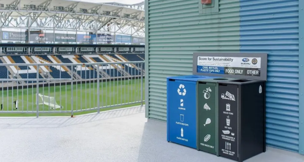 Un recolector de residuos en uno de los accesos a las tribunas del estadio Subaru Park. Foto: Subaru Park.