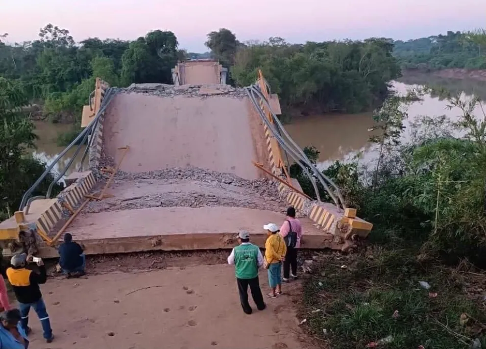 Así quedó el puente Rapulo que colapso el pasado miércoles. Foto: ABI