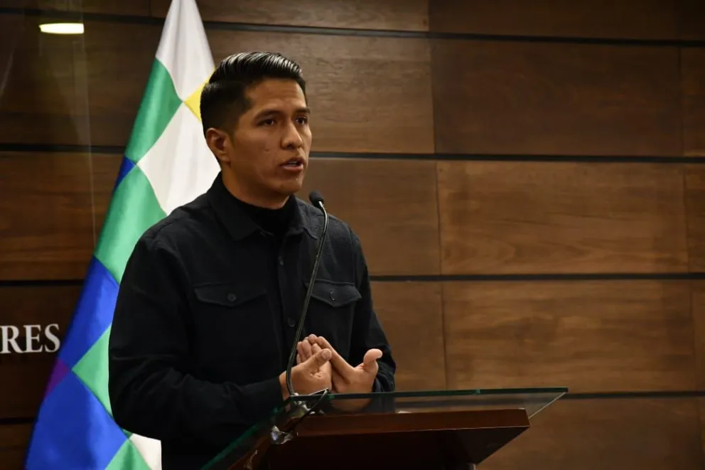 El presidente del Senado, Andrónico Rodríguez, en contacto con los medios de hoy. Foto: APG