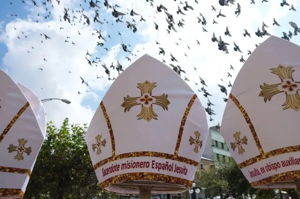 Activistas realizan una protesta contra de la iglesia y la pederastia en La Paz. Foto: EFE
