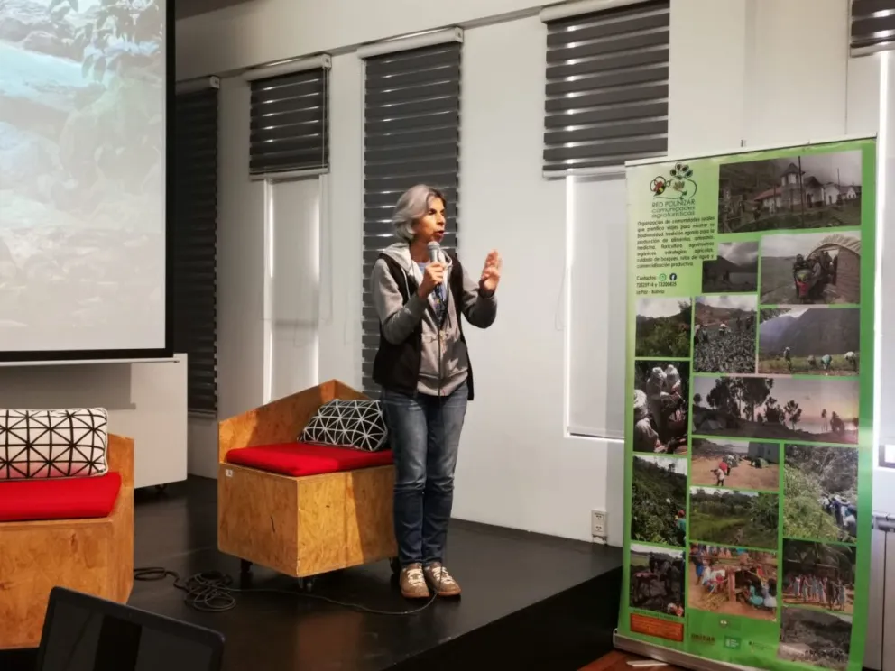 Vicky Ossio, Directora del refugio de animales silvestres Senda Verde en la conferencia. Foto. Marco Belmonte