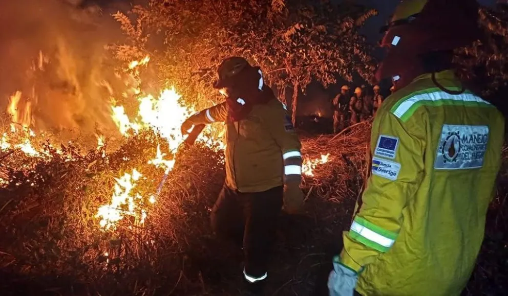 Bomberos de Santa Cruz en labores de combate de incendios forestales. Foto: Gobernación de Santa Cruz