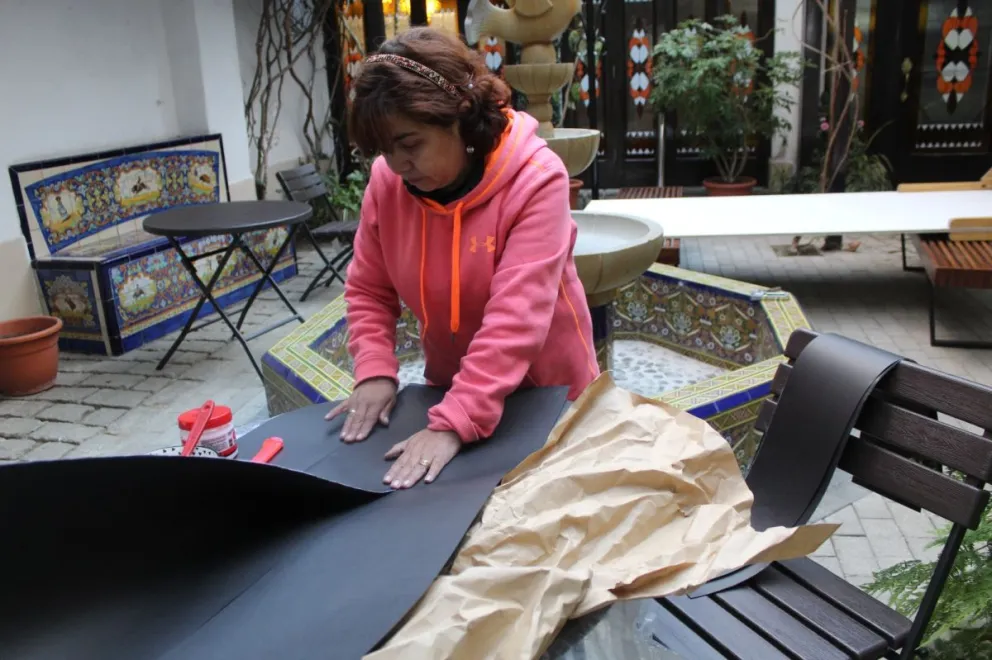 La artista plástica María Julia Pérez Roque alista una de sus obras.  FOTO: FCBCB