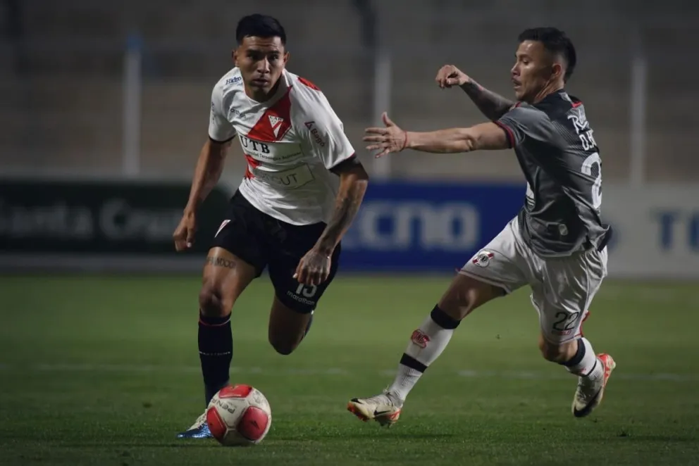 Héctor Cuéllar domina el balón ante un rival del César Vallejo, en Trujillo. Foto Always Ready