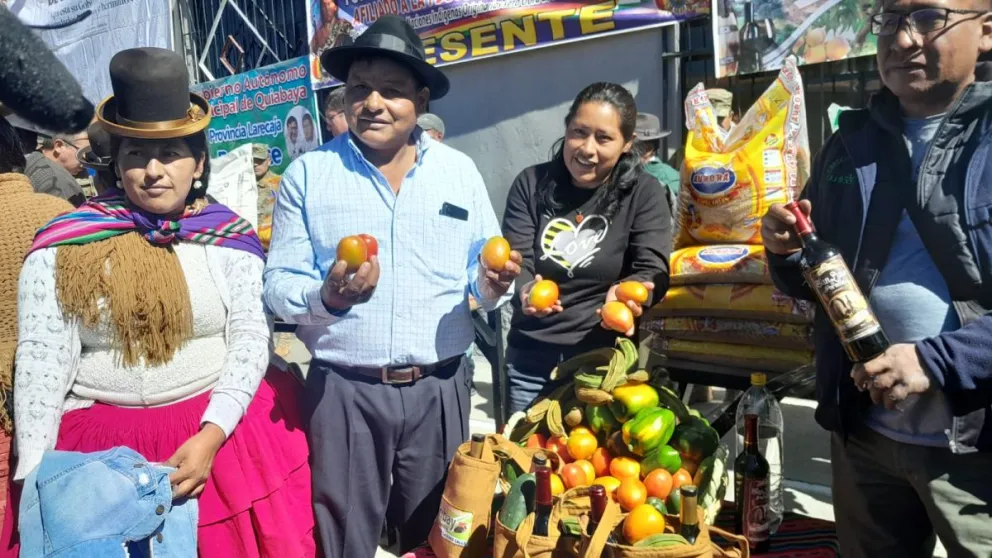 Productores de Luribay exponen el tomate que se produce en esas tierras. Foto: RTP