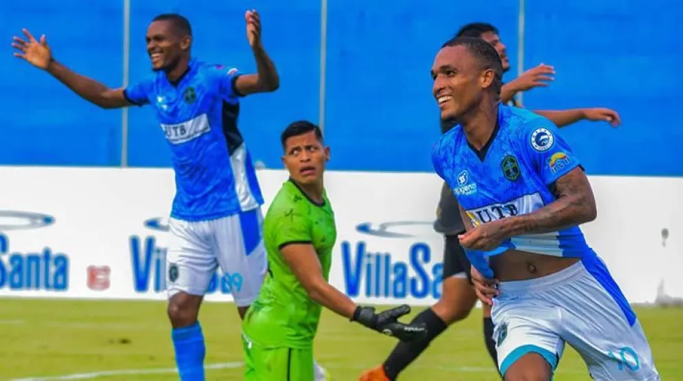 Carlos Preciado festeja uno de sus goles con CD San Antonio. Foto APG