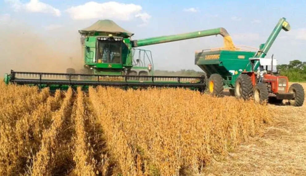 Maquinaria agrícola en campos de cultivo cruceño. Foto: RRSS