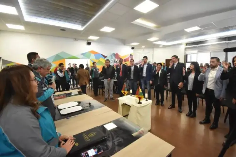 El alcalde de La Paz, Iván Arias, posesiona a las nuevas autoridades. Foto. Amun