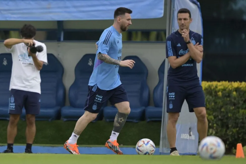 Lionel Messi en el trabajo del seleccionado junto con el DT Scaloni. 