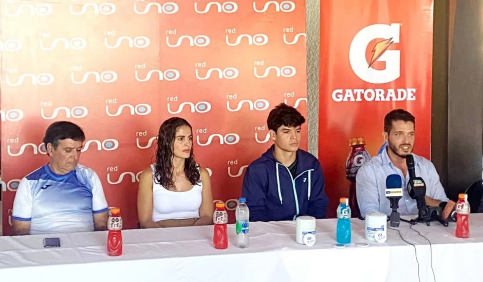 Prado (de azul) junto a las autoridades del torneo en la conferencia de prensa. Foto: Challenger Bolivia.