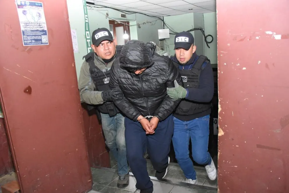 Policías custodian a un procesado por el asesinato de una mujer en La Paz. Foto: APG