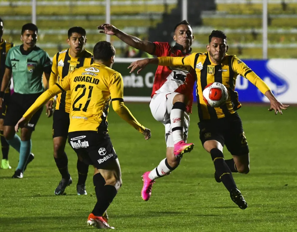 Demiquel (der.) se apresta a rechazar la pelota en el partido que el Tigre le ganó a Nacional Potosí. Foto: APG