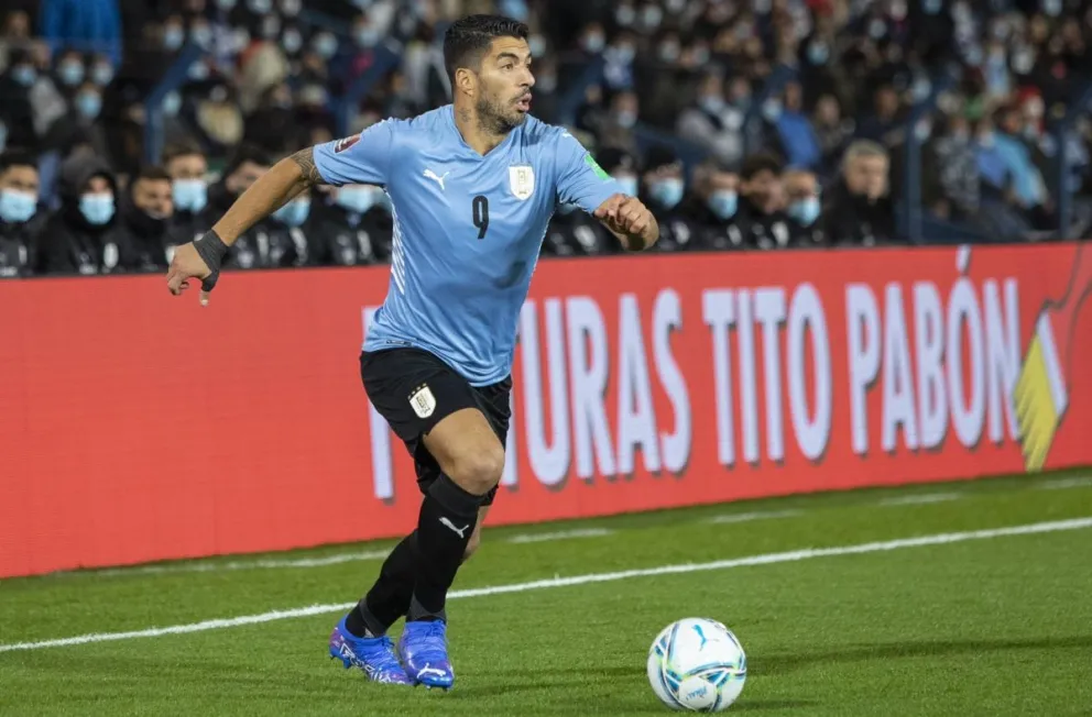 Luis Suárez controla la pelota en uno de los varios partidos que jugó con su selección. Foto: AUF