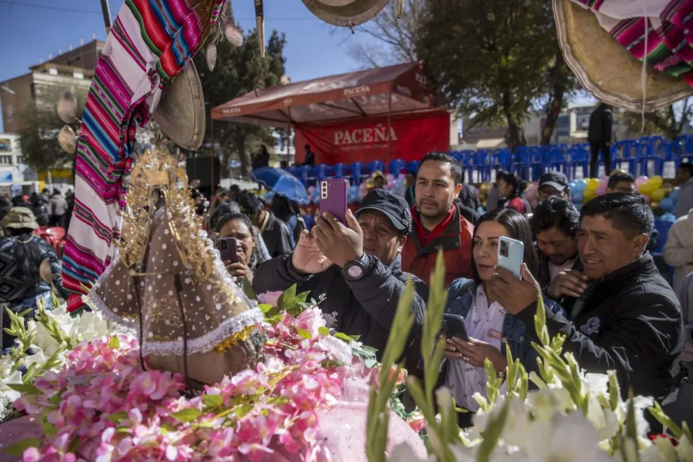 Personas observan la imagen de la Virgen de las Letanías durante su declaratoria como Patrimonio Nacional, en Viacha. Foto: EFE