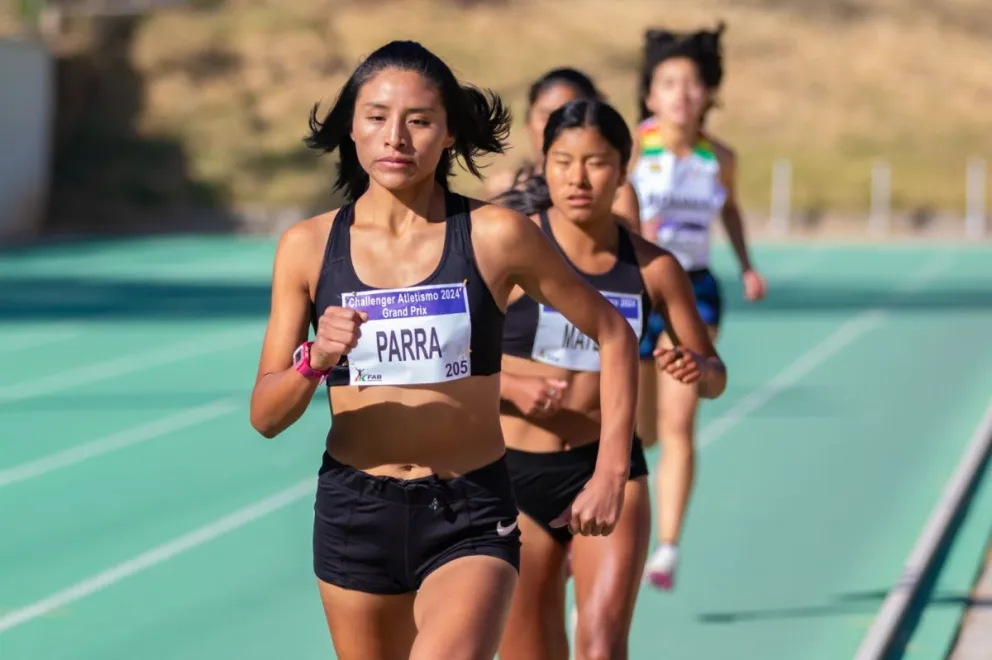 Parra lidera el pelotón de los 1.500 femenino. Foto: FAB.