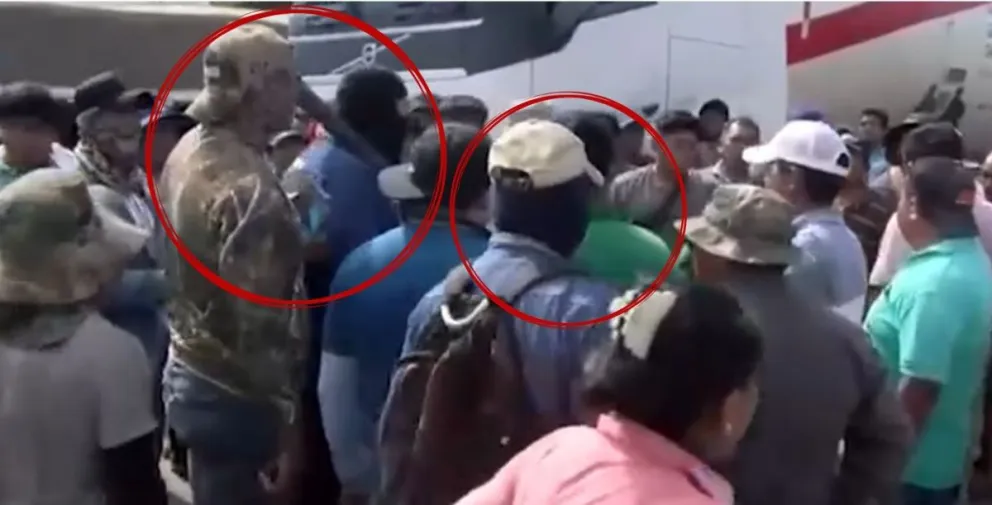 Encapuchados y armados con palos, bloqueadores en Yapacaní amedrentaron a choferes varados. Foto; Captura de Video