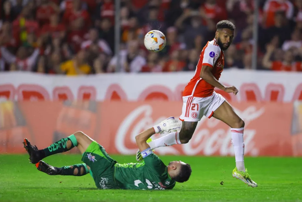 Incidencia del partido entre Internacional (de rojo) y Delfín. Foto: Conmebol.