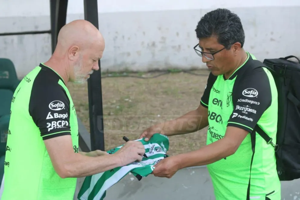 Antonio Carlos Zago, el entrenador de la selección, firma autógrafos en la despedida de la selección. Foto: El Deber