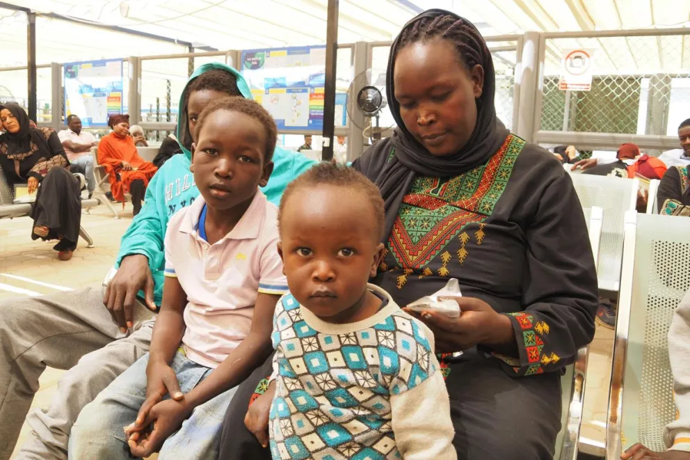 Imagen de archivo de una familia sudanesa refugiada en Egipto. Foto: EFE