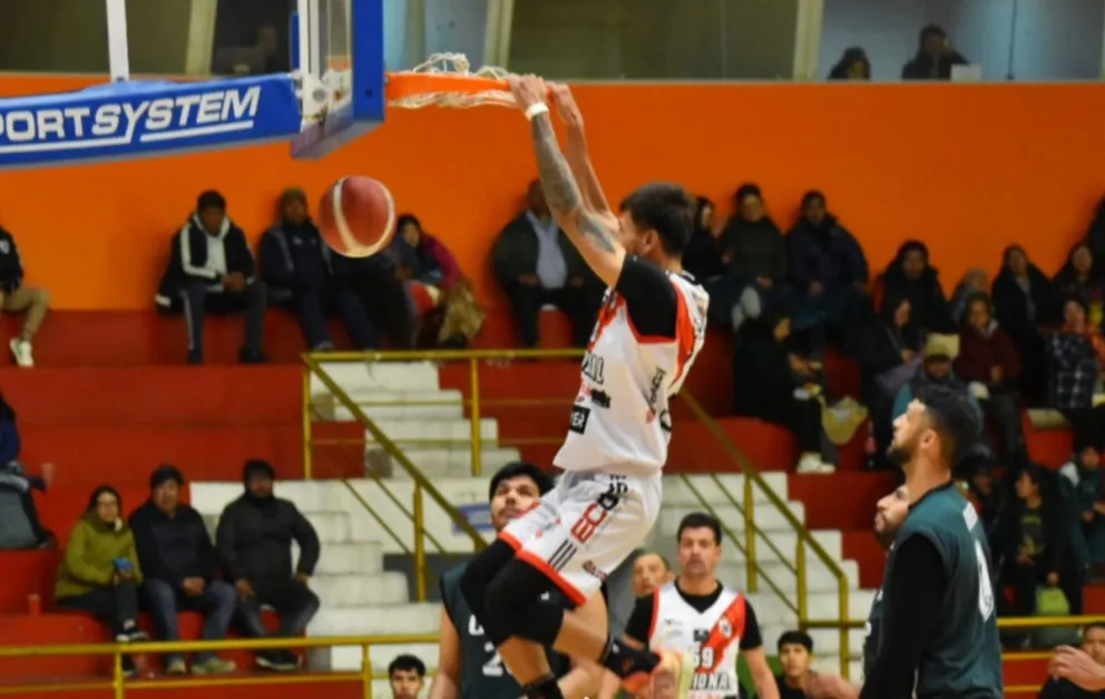 Un jugador de Nacional hace un clavado en el partido con Básquetbol La Paz. Foto: Nacional Potosí.